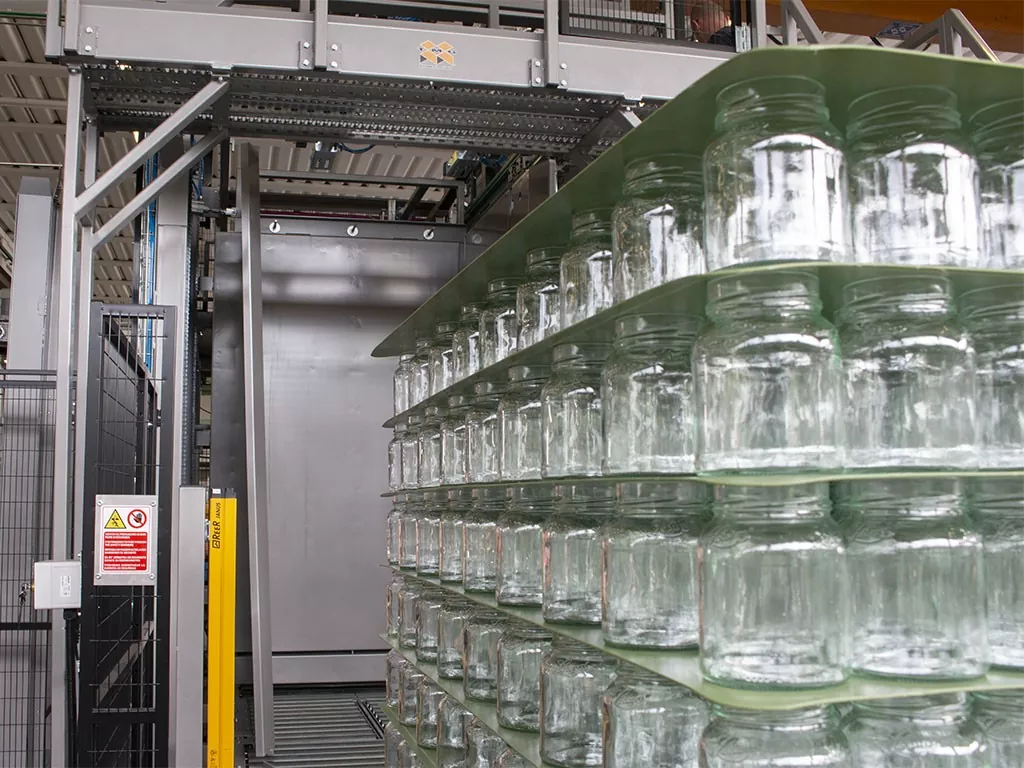 Glass jars in shelf-life simulation test with temperature and humidity cycling
